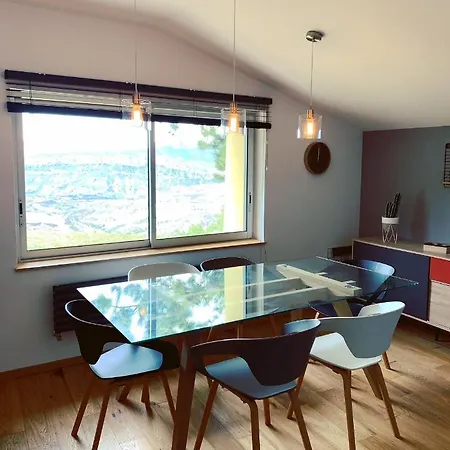 La Maison D'elhora Hébergement de vacances Montreal-les-Sources